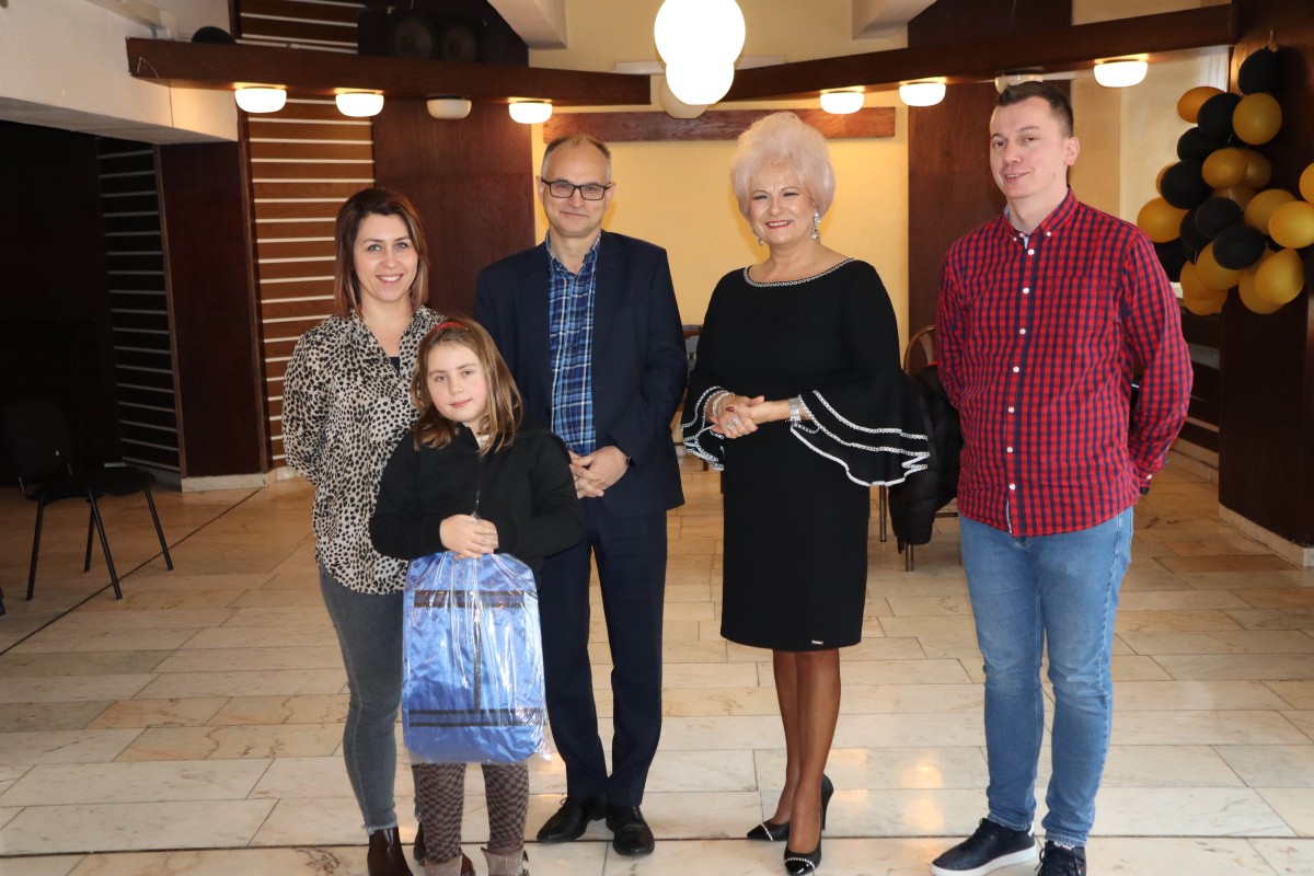 5 osób pozuje do zdjęcia z nagrodami