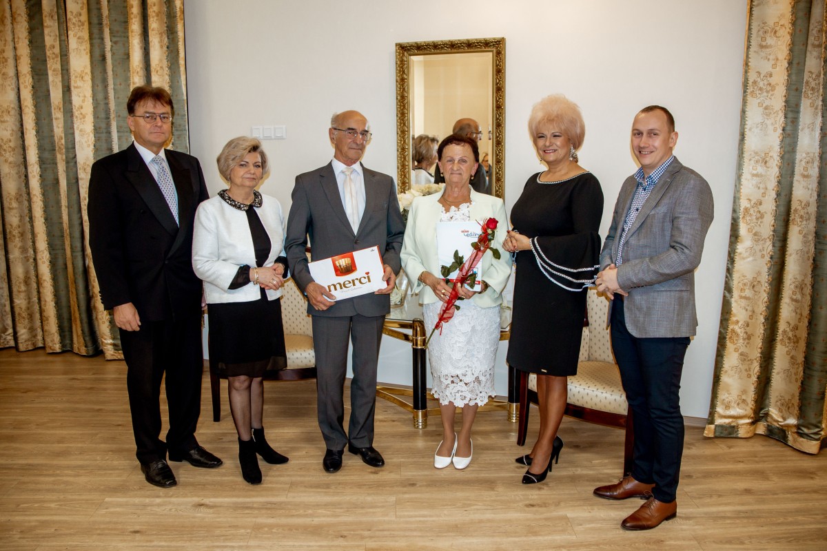 6 osób pozuje do zdjęcia