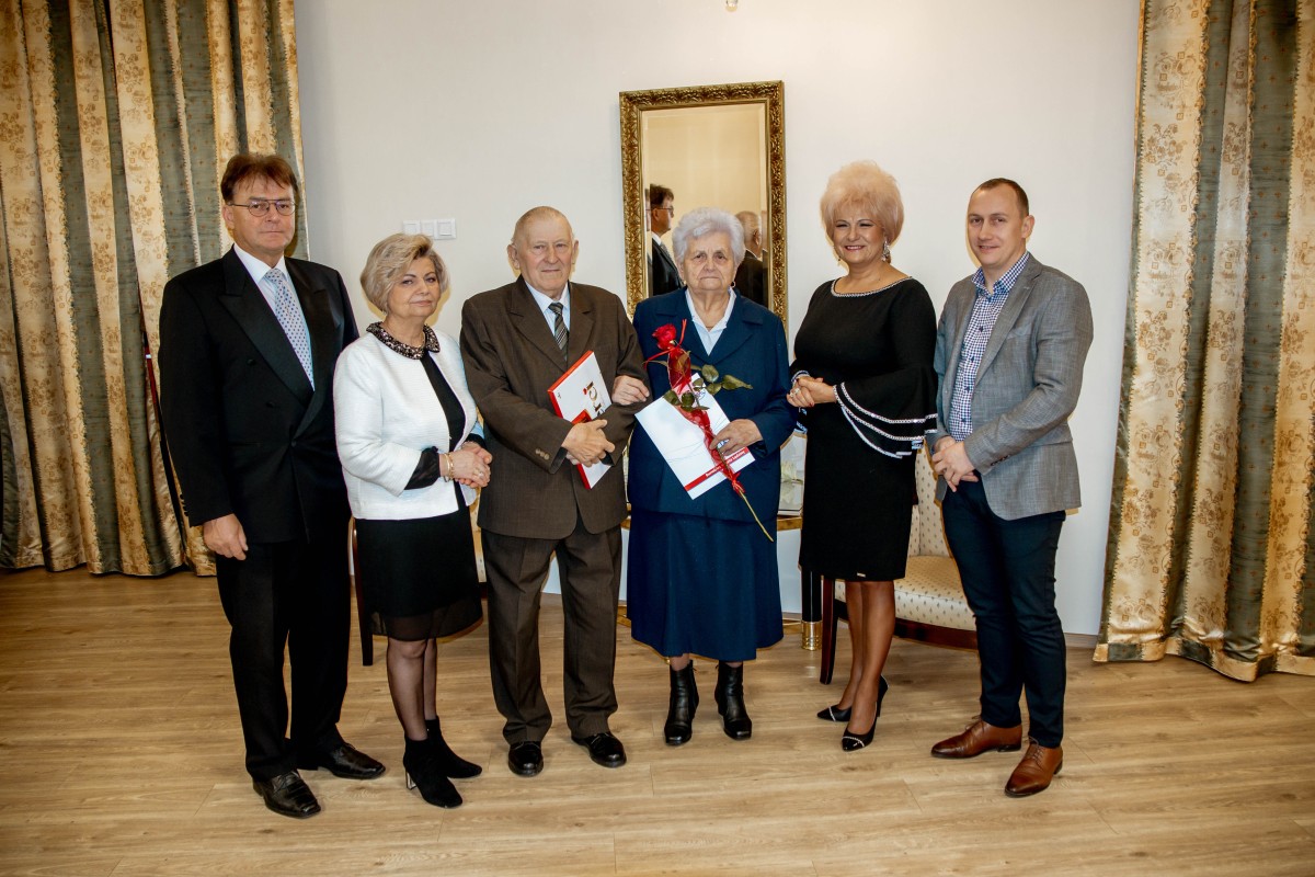 6 osób pozuje do zdjęcia