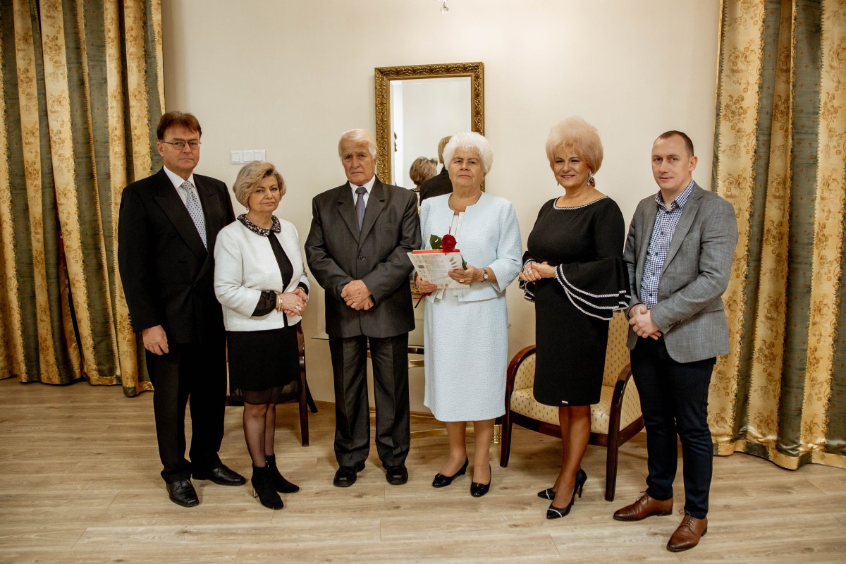 6 osób pozuje do zdjęcia