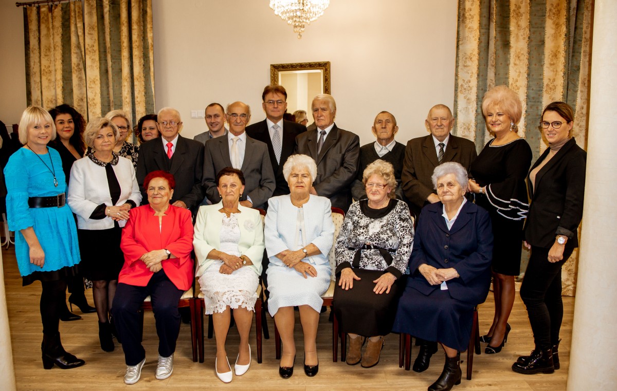 Grupowe zdjęcie z jubilatami. Na zdjęciu 19 osób