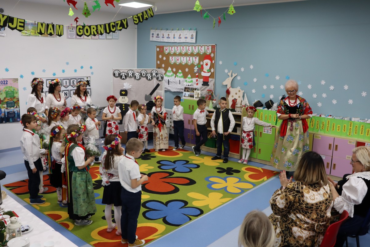 dzieci stoją w półkolu