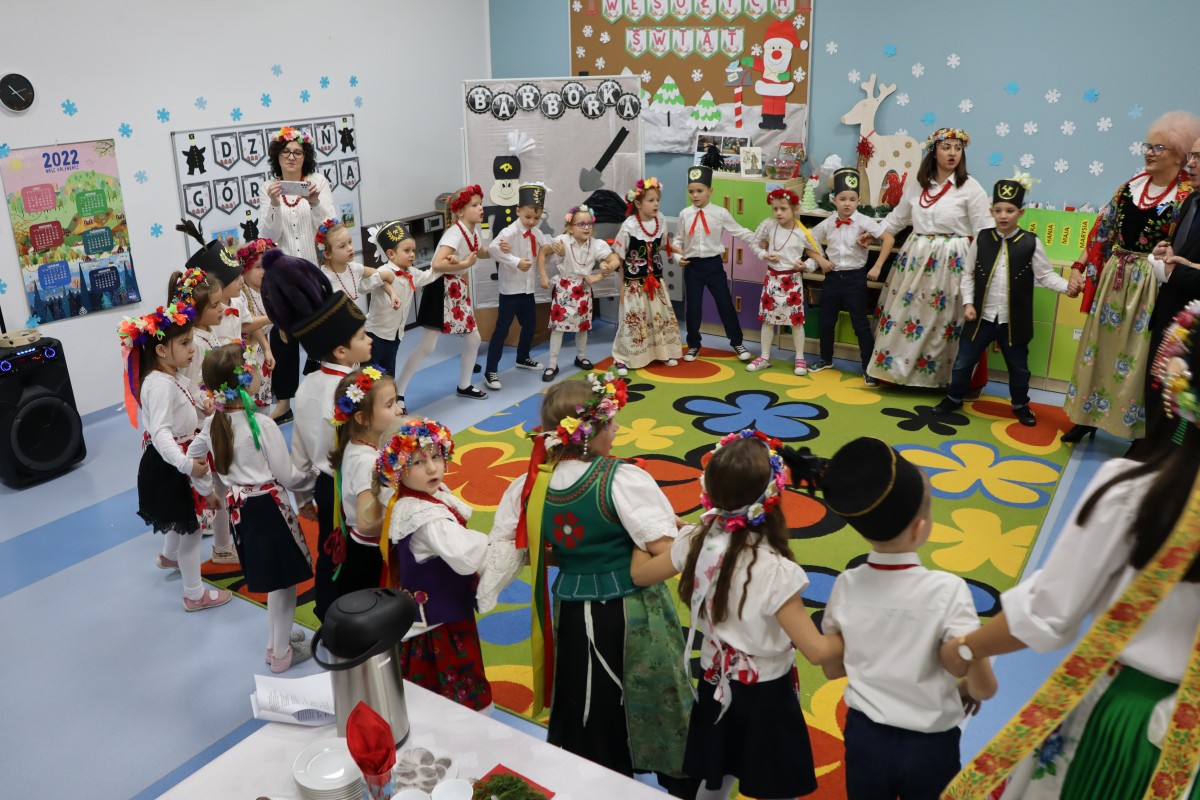 Dzieci i dorośli bawiący się w kole podczas biesiady