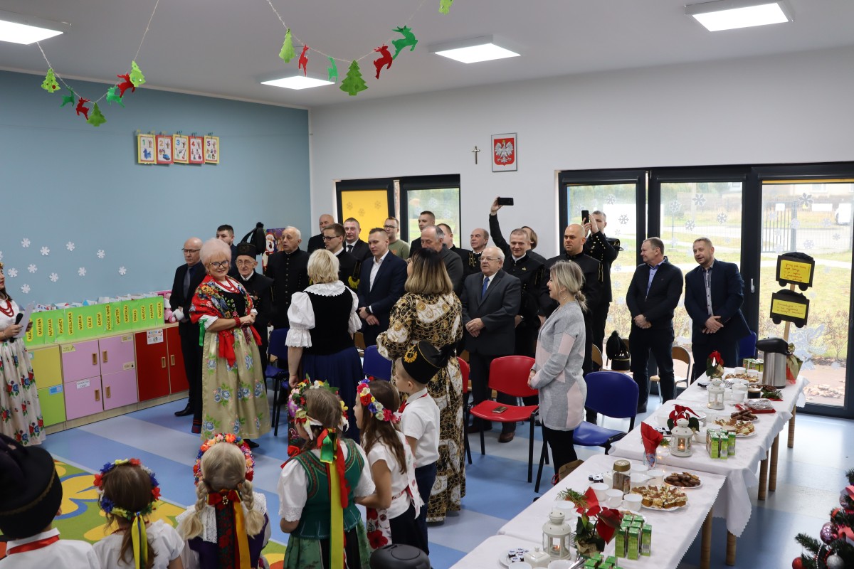 Stojący ludzie oglądają występy dzieci
