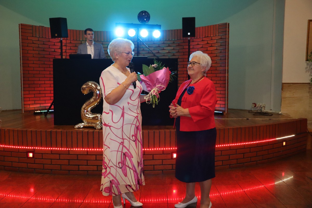 dwie kobiety stoją na środku