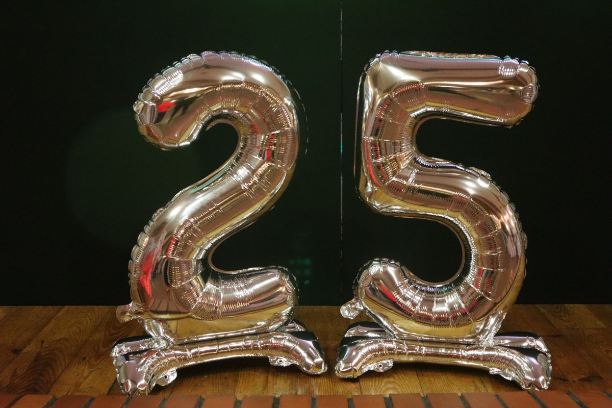 duży napis z balonów 25