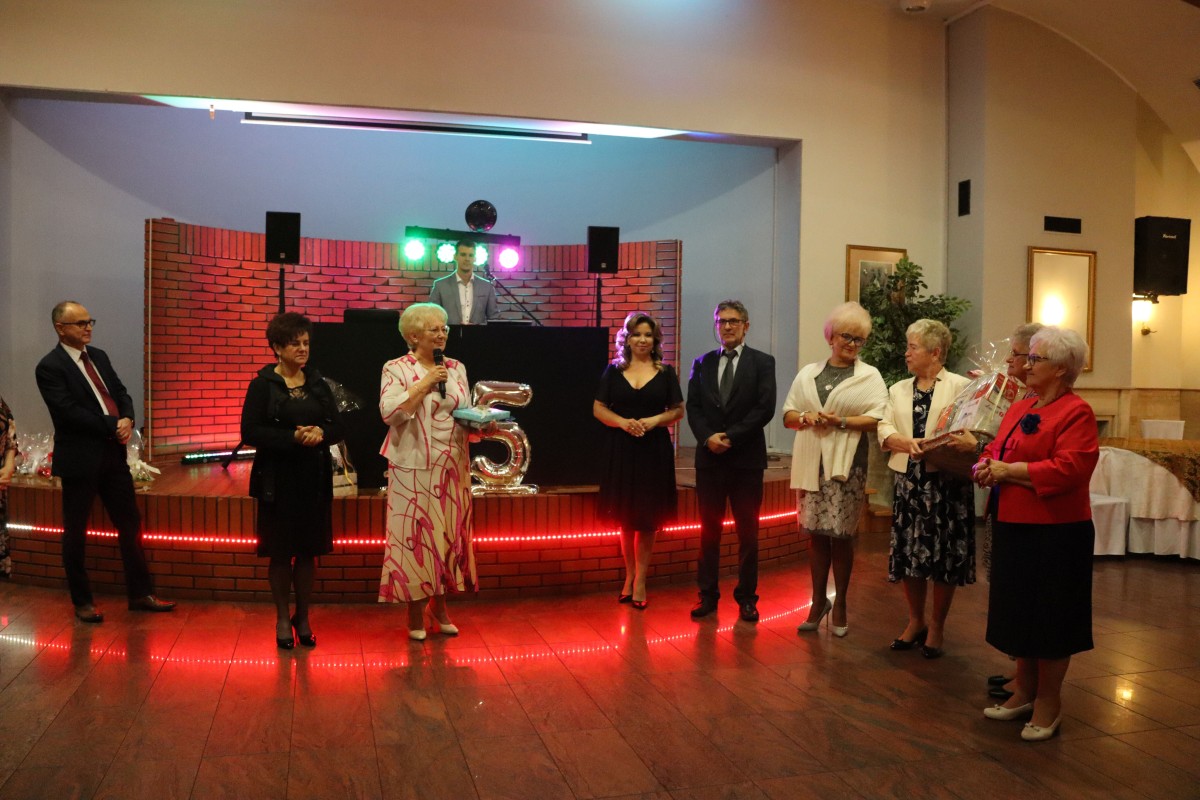 ludzi stoją podczas przemówienia