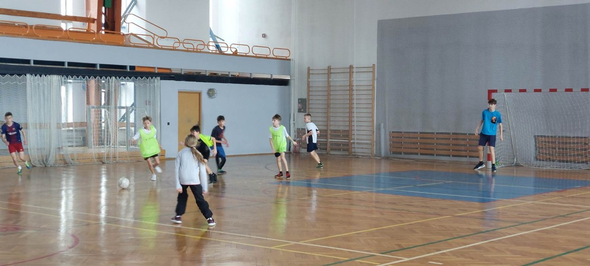 dzieci podczas gry w piłkę nożną na hali sportowej ORS