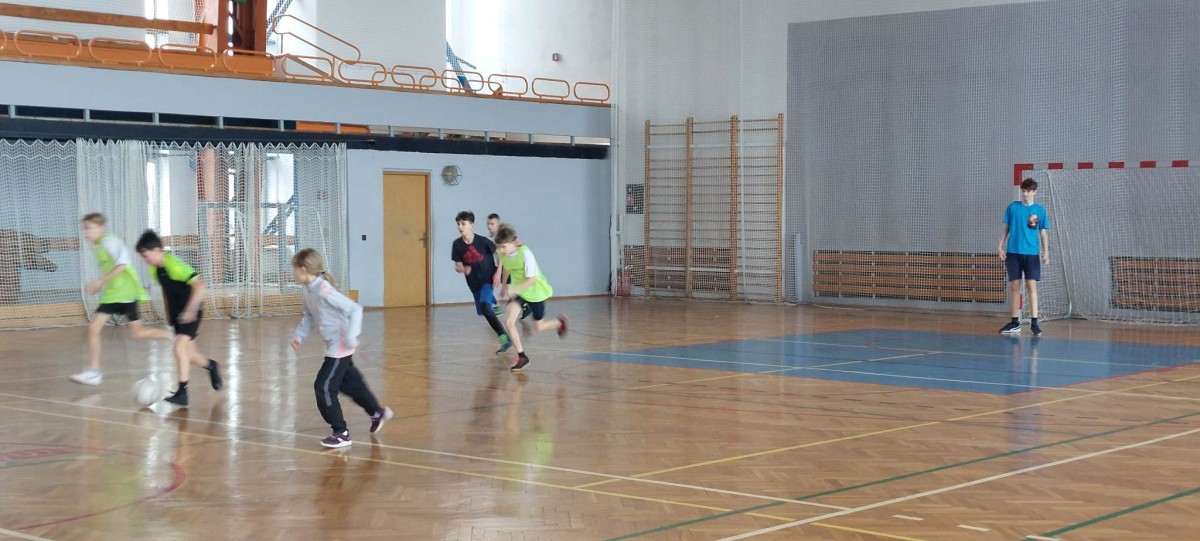 dzieci podczas gry w piłkę nożną na hali sportowej ORS