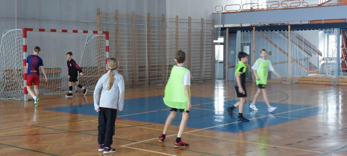 dzieci podczas gry w piłkę nożną na hali sportowej ORS