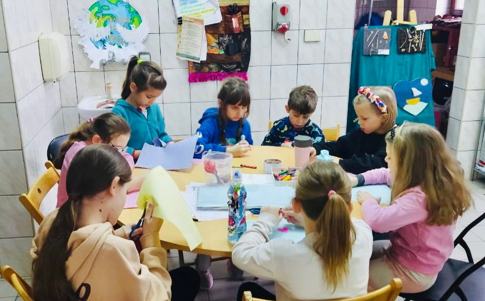 Dzieci bawiące się podczas zajęć w trakcie ferii w MOK w Lędzinach