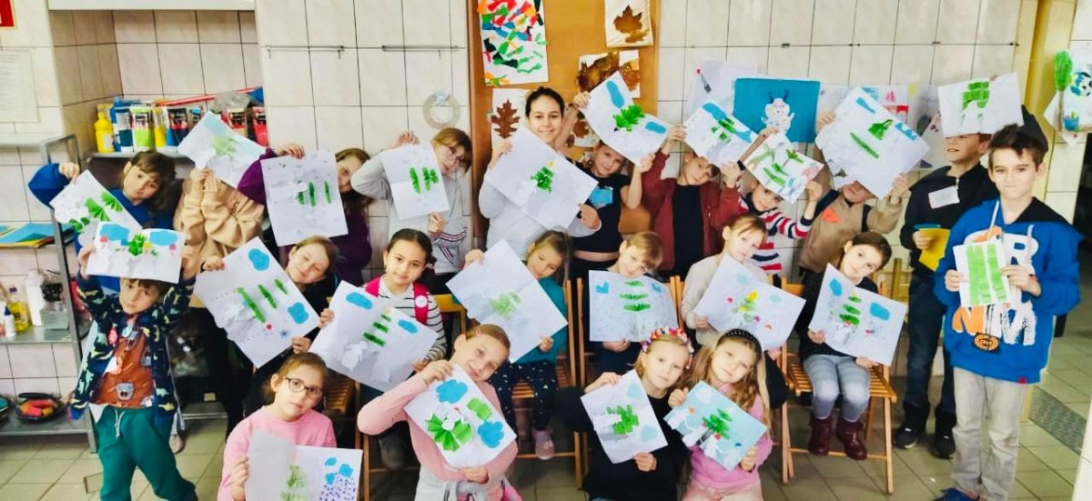 Dzieci bawiące się podczas zajęć w trakcie ferii w MOK w Lędzinach