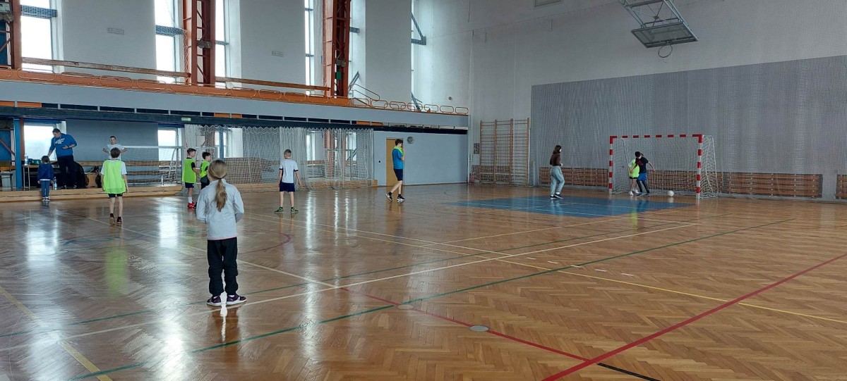 dzieci podczas gry w piłkę nożną na hali sportowej ORS