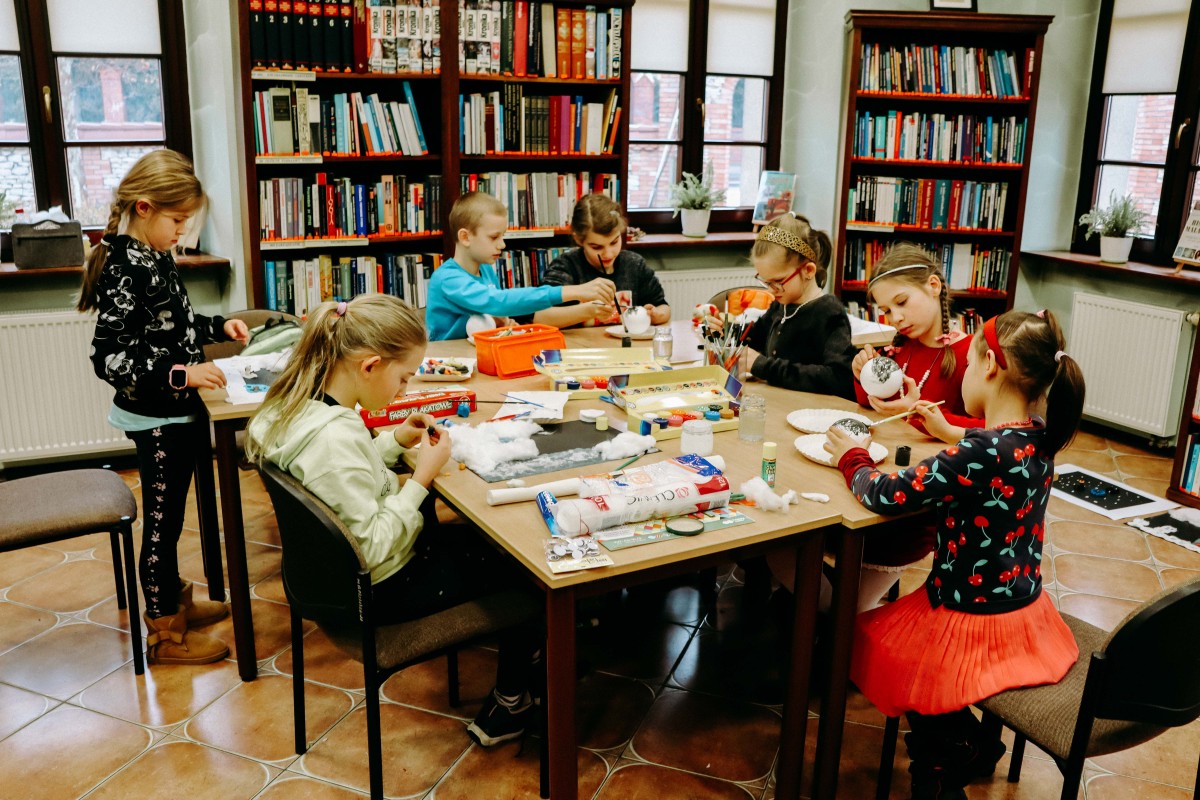 Dzieci podczas zajęć plastycznych w Miejskiej Bibliotece Publicznej w Lędzinach