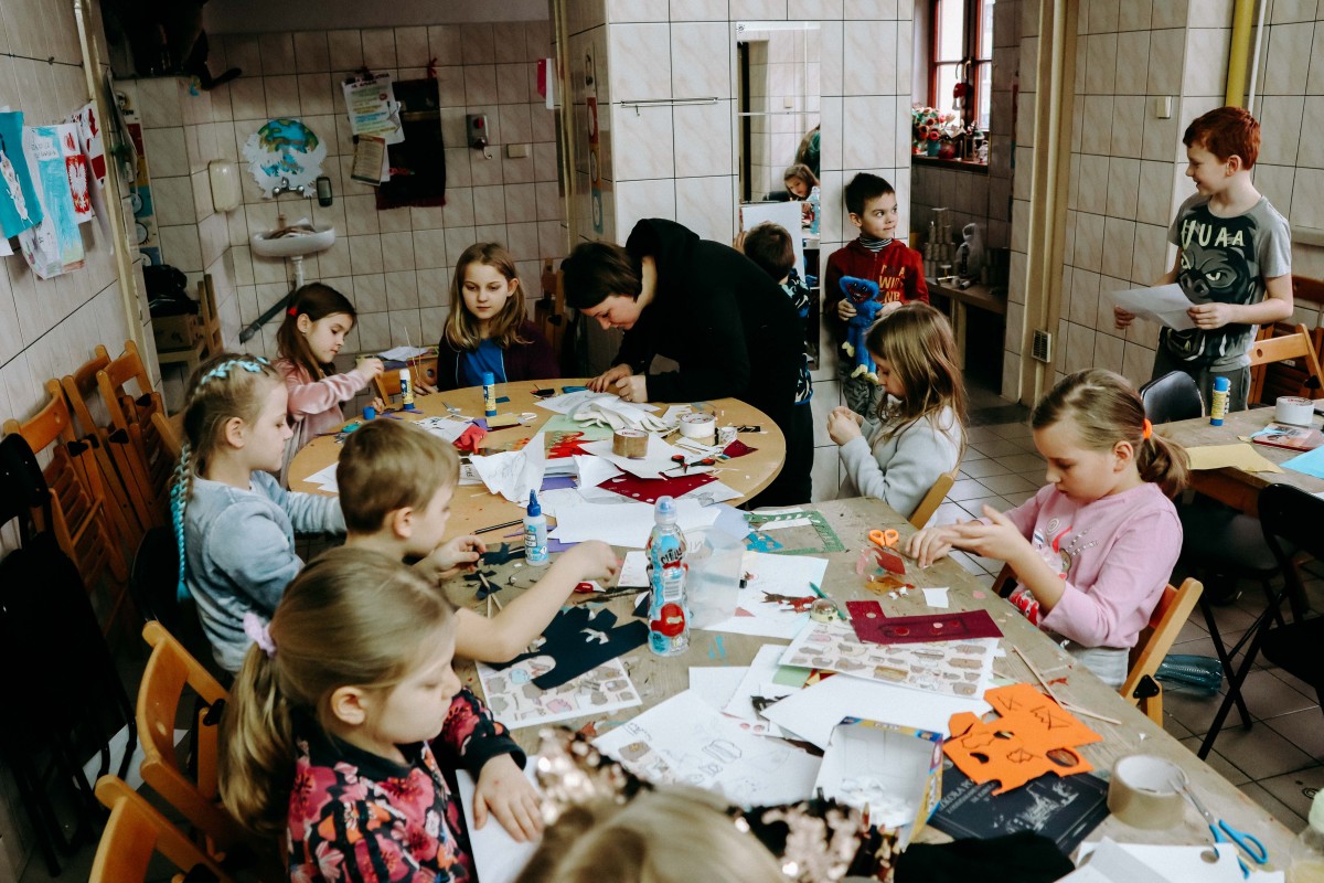 Dzieci podczas zajęć plastycznych w MOK w Lędzinach