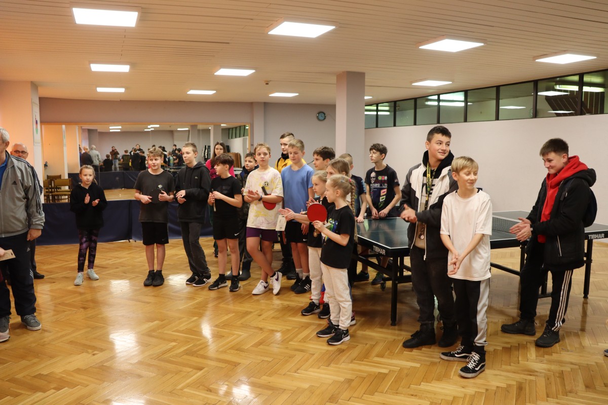 Dzieci podczas zajęć w Tenisa Stołowego