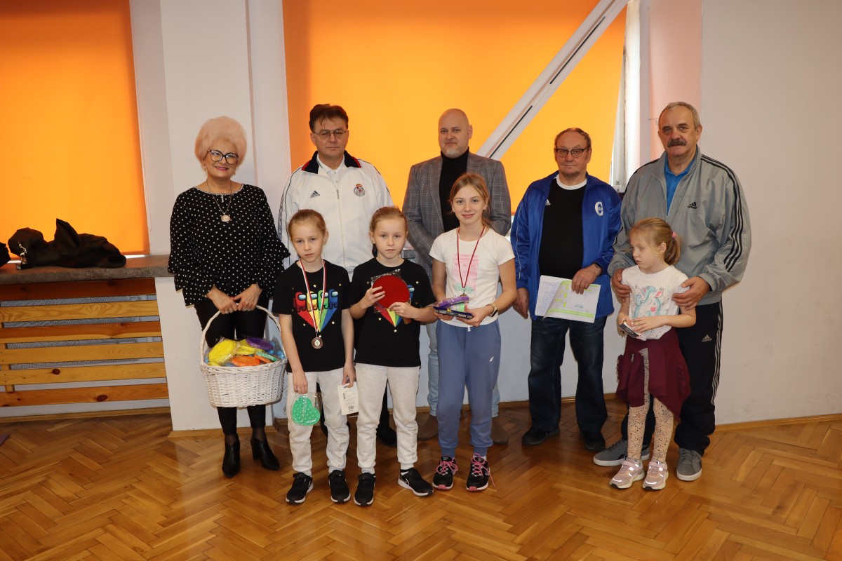 Dzieci podczas zajęć w Tenisa Stołowego