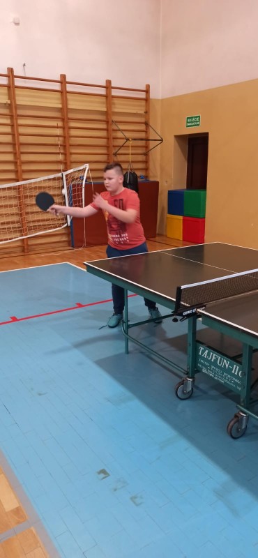 Dzieci podczas zajeć w tenisa stołowego 