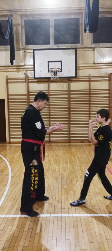 dzieci podczas zajęć karate z instruktorem