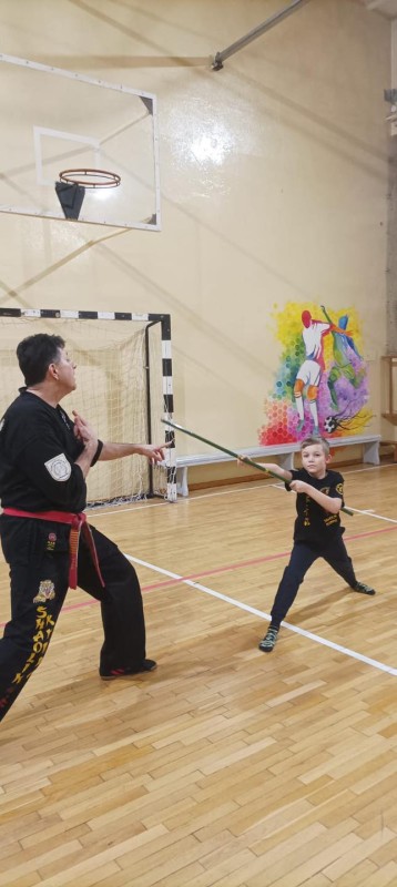 dzieci podczas zajęć karate z instruktorem