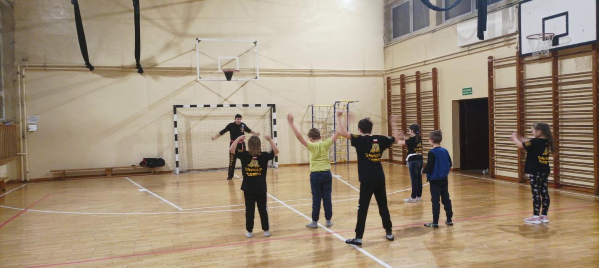 dzieci podczas zajęć karate z instruktorem