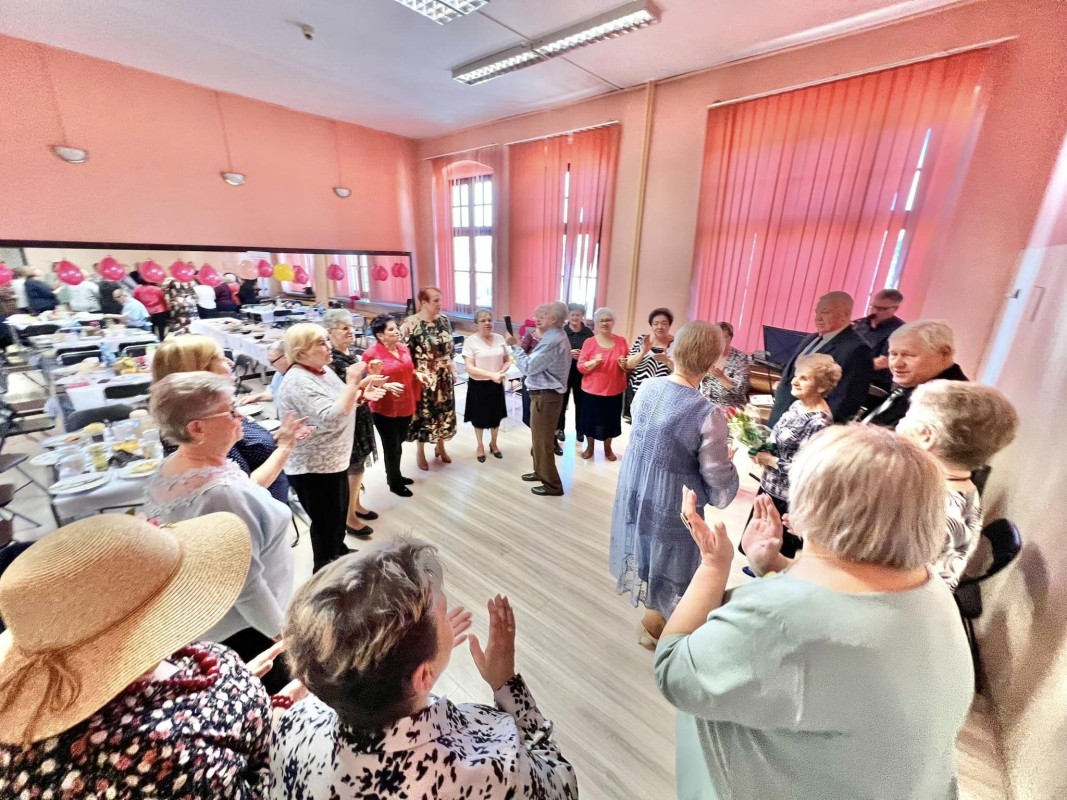 Seniorzy  z Klubu Aktywności Seniora podczas Balu Walentynkowego
