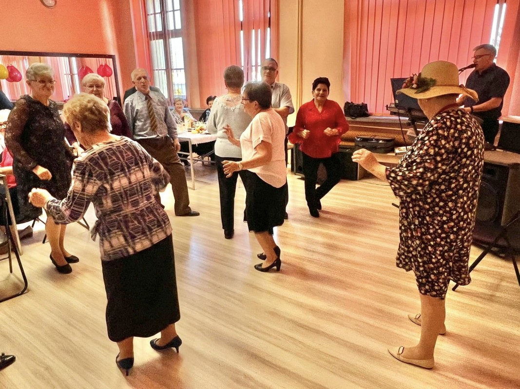 Seniorzy  z Klubu Aktywności Seniora podczas Balu Walentynkowego