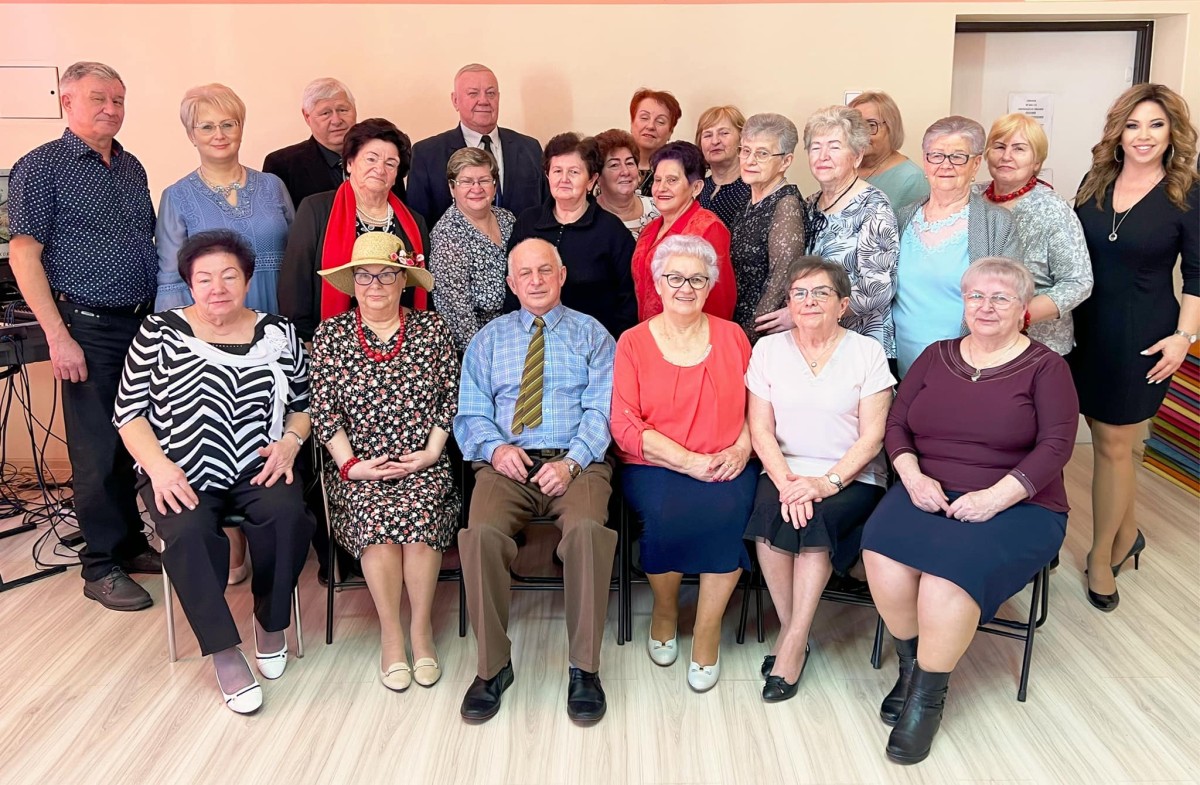 Seniorzy  z Klubu Aktywności Seniora podczas Balu Walentynkowego