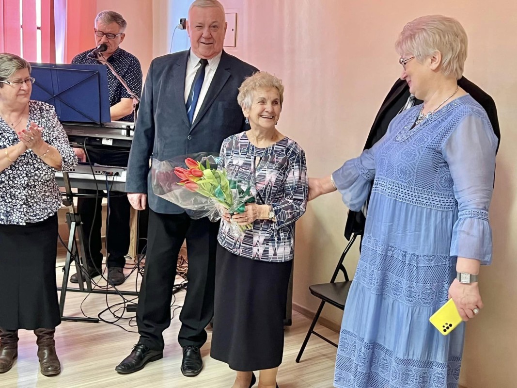 Seniorzy  z Klubu Aktywności Seniora podczas Balu Walentynkowego