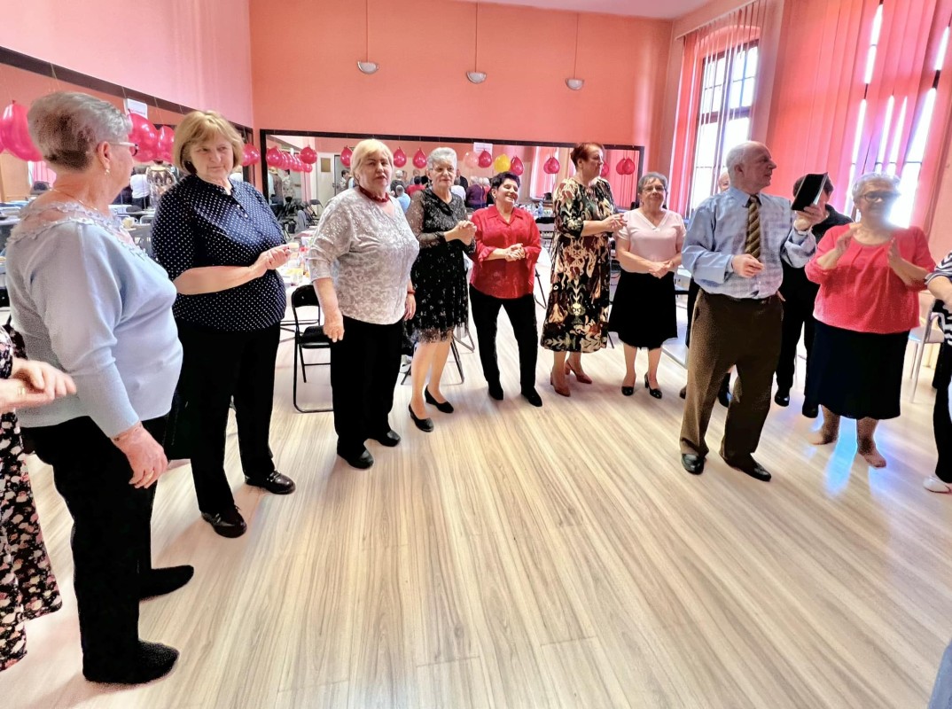 Seniorzy  z Klubu Aktywności Seniora podczas Balu Walentynkowego