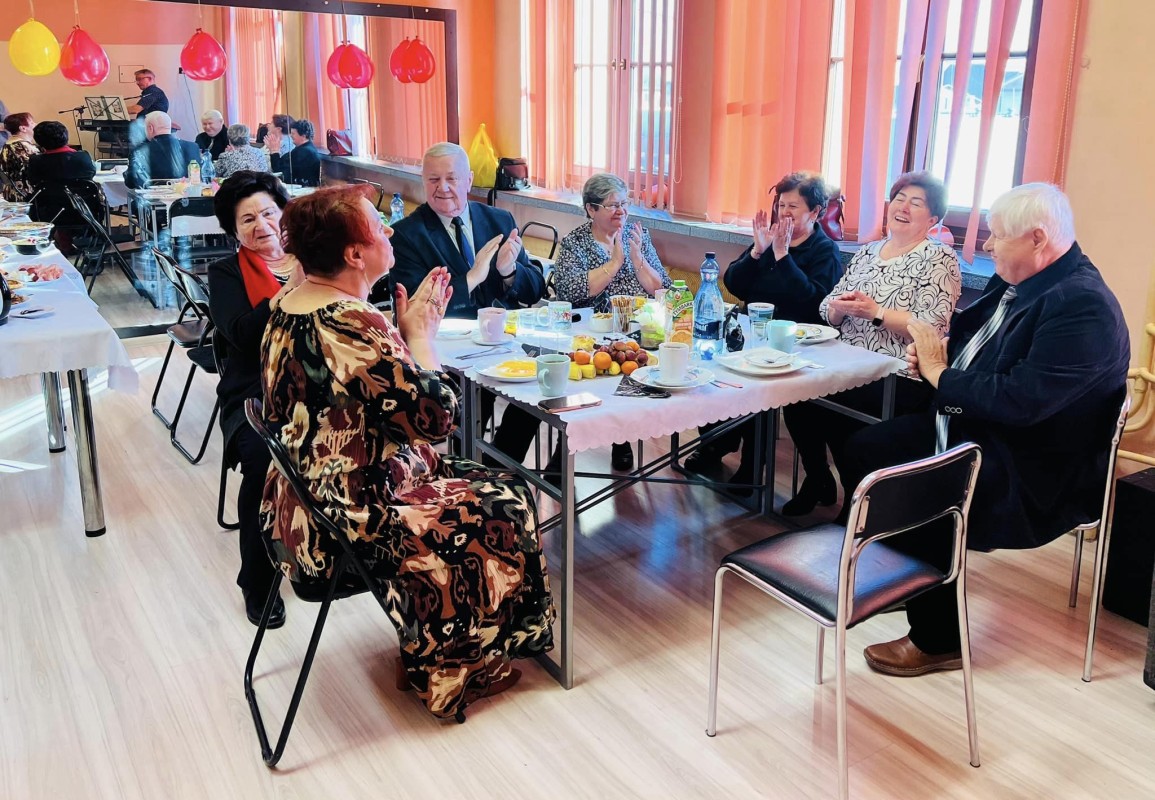 Seniorzy  z Klubu Aktywności Seniora podczas Balu Walentynkowego