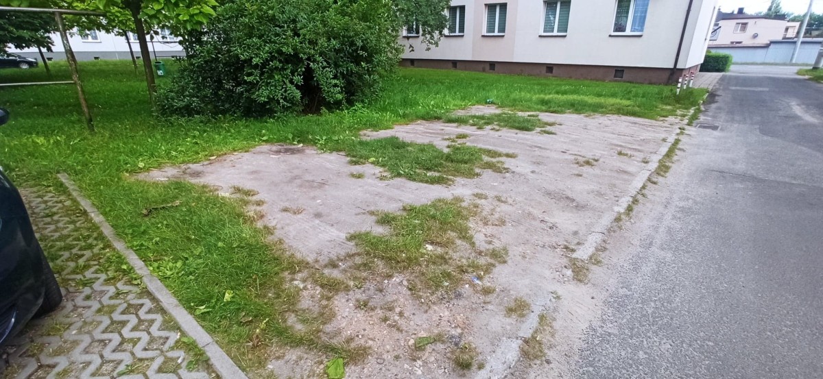 Teren przy ul. Gwarków - tereny zielone i miejsca parkingowe