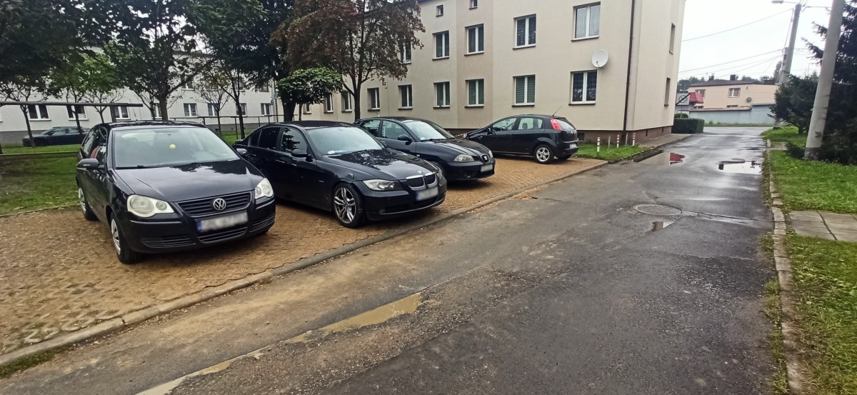 Teren przy ul. Gwarków - tereny zielone i miejsca parkingowe