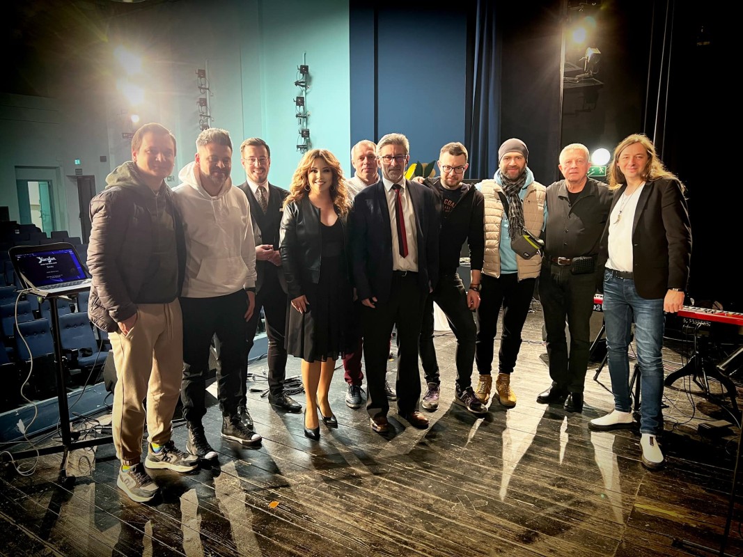 Artyści na scenie wraz z organizatorami i prowadzącym
