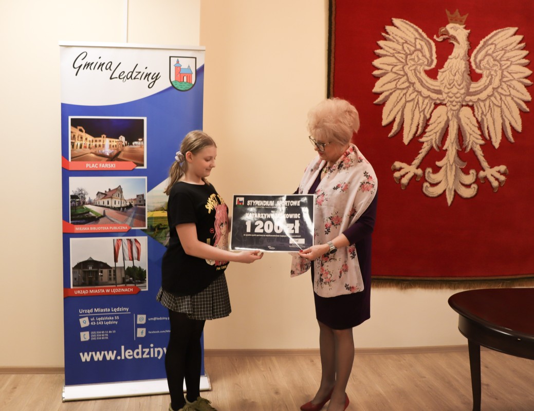 Stypendyskta podczas odbierania stypendium