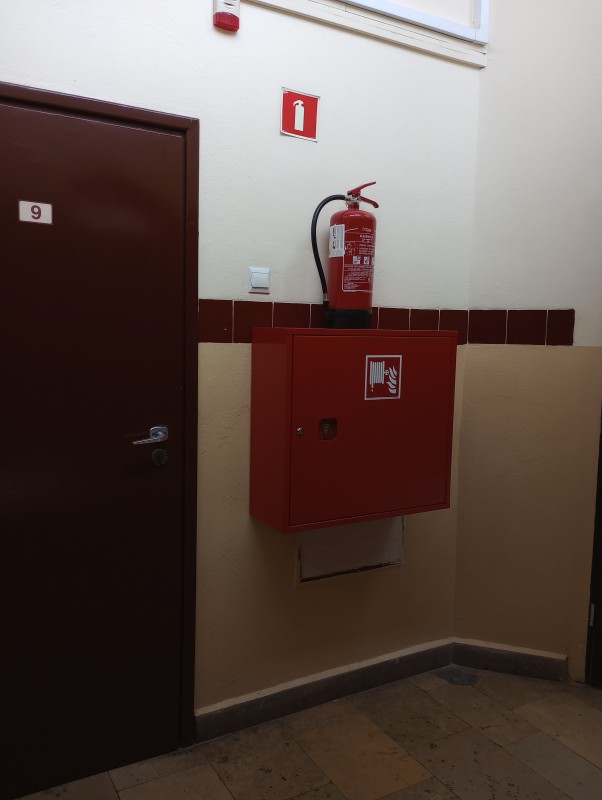 Na zdjęciu nowa instalacja przeciwpożarowa w SP4 czerwona skrzynka ppoż na ścianie