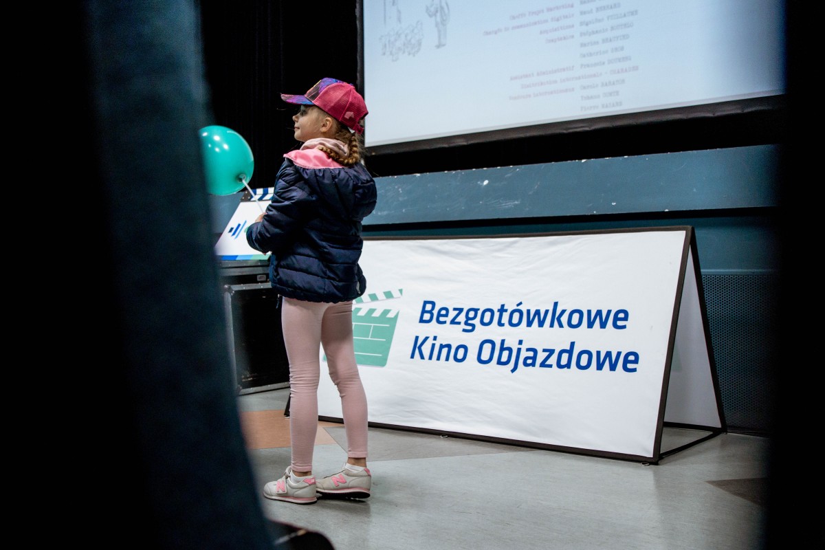 Seans podczas bezgotówkowego kina objazdowego