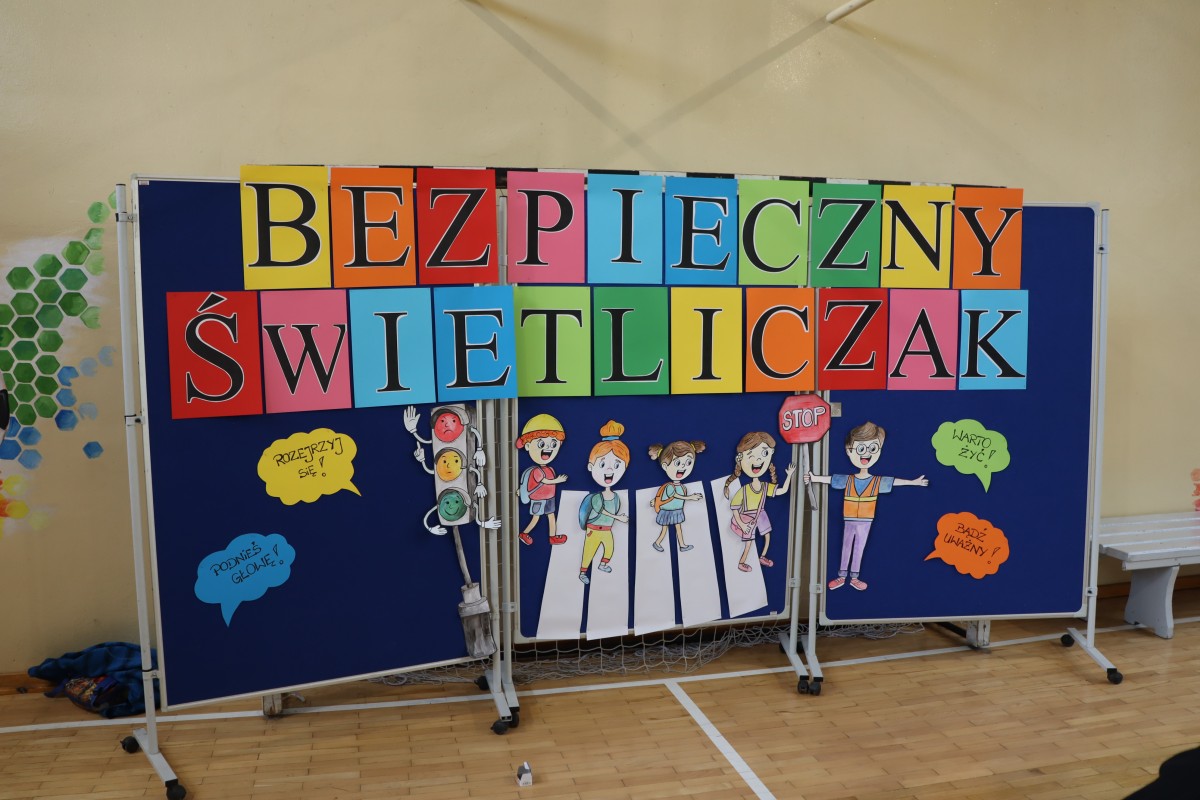 Dzieci podczas konkursu Bezpieczny Świetliczak organizowanego w Szkole Podstawowej nr 2 w Lędzinach