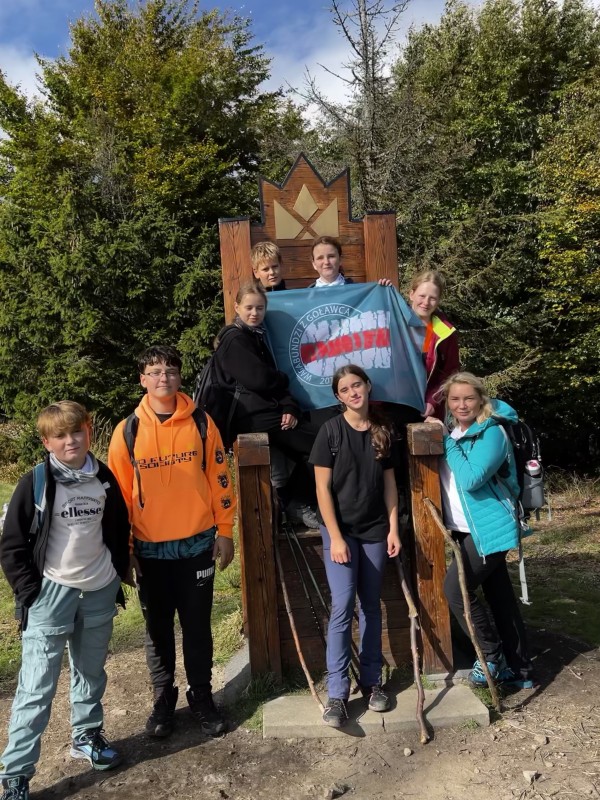 Dzieci ze Szkoły Podstawowej nr 4 w Lędzinach podczas rajdu PTTK