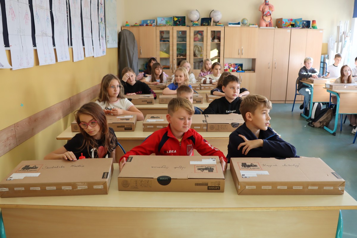 Przekazanie lapotopów do uczniów lędzińskich szkół