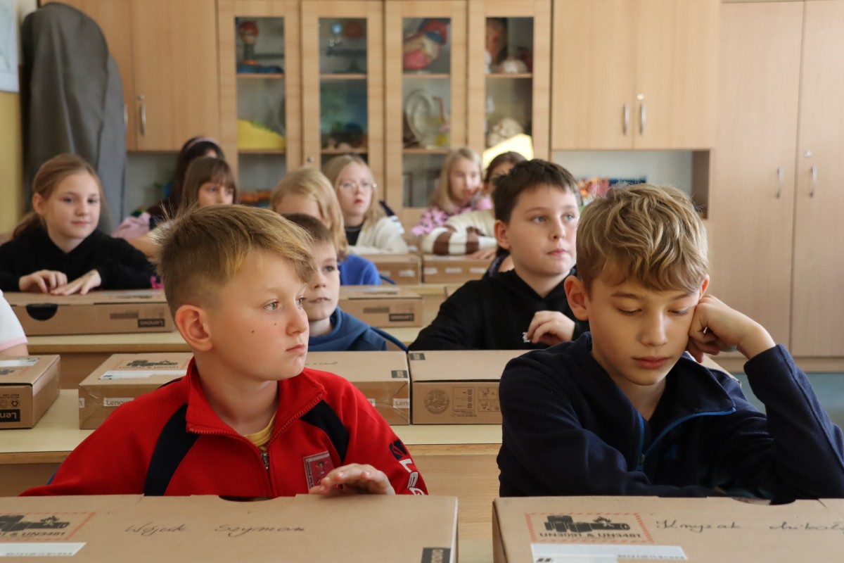 Przekazanie lapotopów do uczniów lędzińskich szkół