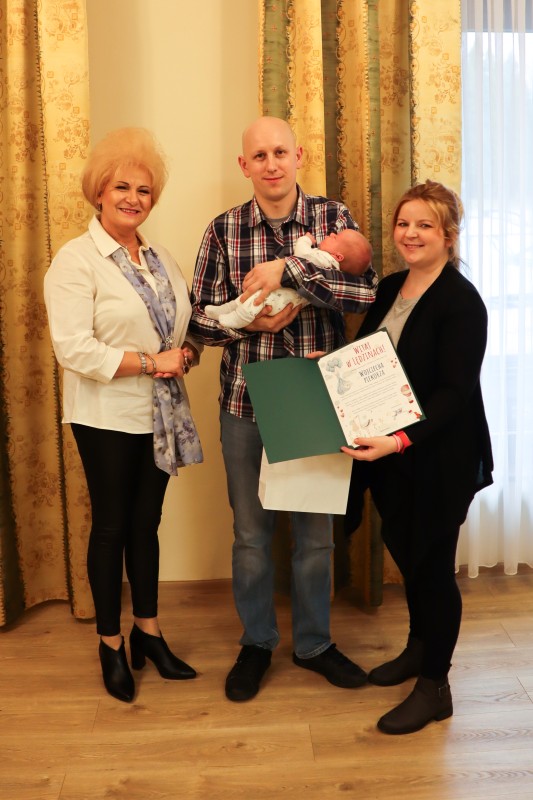 Najmłodsi mieszkańcy Lędzin urodzeni w styczniu 2024 r. odwiedzili urząd miasta
