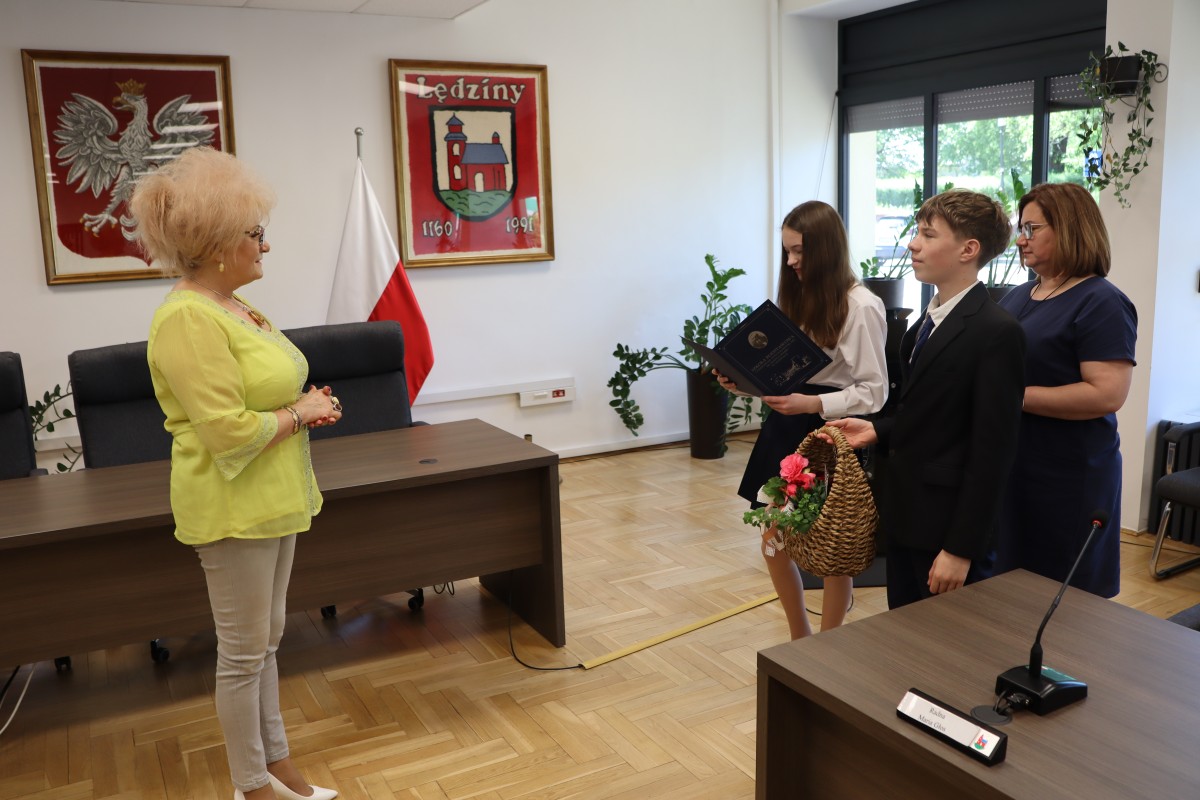 Dzieci z lędzińskich szkół, przedszkoli i żłobka podziękowały za minioną kadencję. 