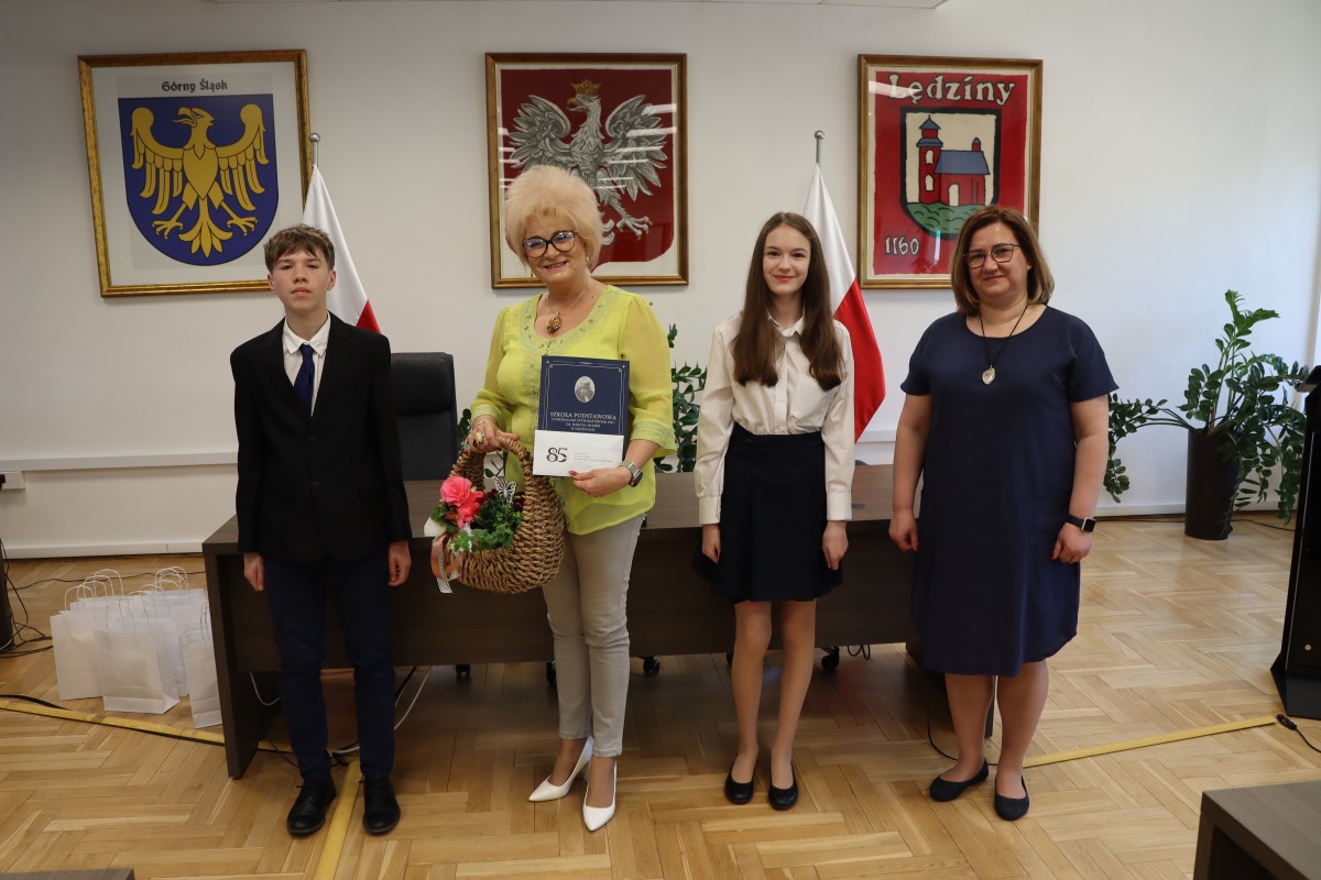 Dzieci z lędzińskich szkół, przedszkoli i żłobka podziękowały za minioną kadencję. 