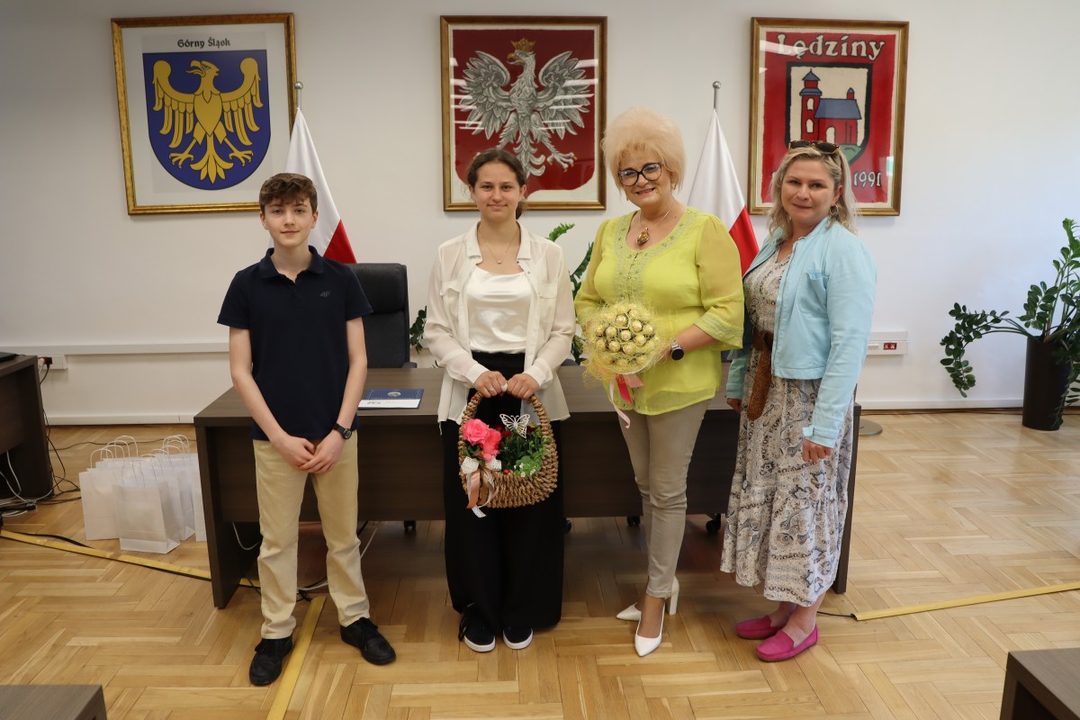 Dzieci z lędzińskich szkół, przedszkoli i żłobka podziękowały za minioną kadencję. 