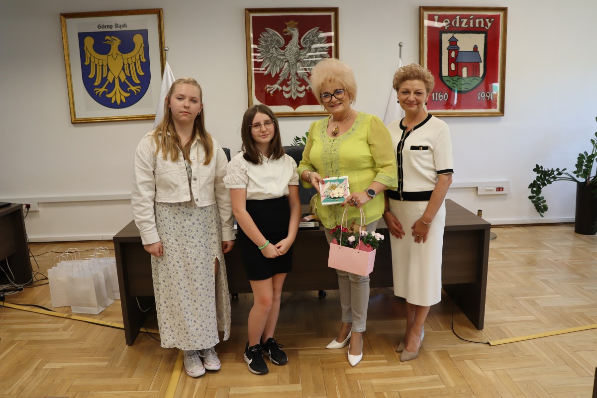 Dzieci z lędzińskich szkół, przedszkoli i żłobka podziękowały za minioną kadencję. 