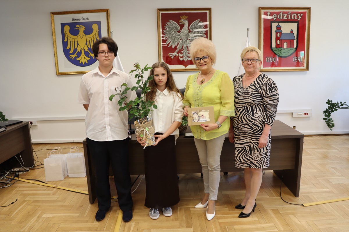 Dzieci z lędzińskich szkół, przedszkoli i żłobka podziękowały za minioną kadencję. 