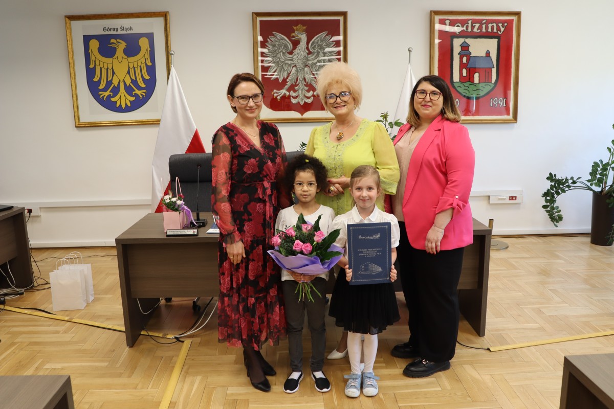 Dzieci z lędzińskich szkół, przedszkoli i żłobka podziękowały za minioną kadencję. 