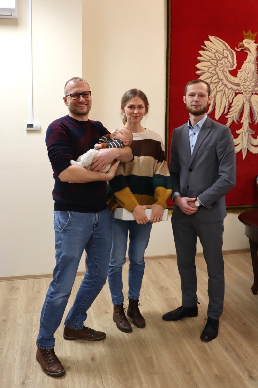 Spotkanie burmistrza miasta z dziećmi urodzonymi w październiku, listopadzie i grudniu 2024 r. Spotkanie w urzędzie stanu cywilnego