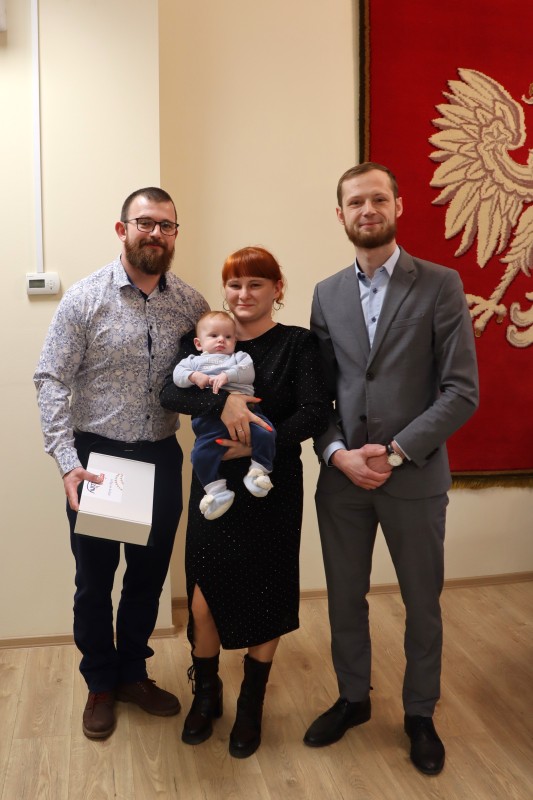 Spotkanie burmistrza miasta z dziećmi urodzonymi w październiku, listopadzie i grudniu 2024 r. Spotkanie w urzędzie stanu cywilnego
